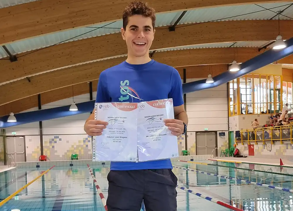 Wouter van Diepen met certificaten voor zijn NR behaald in Hongarije.